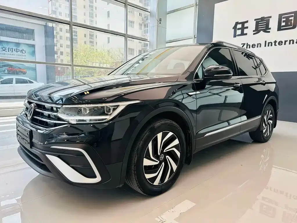 Volkswagen Tiguan L — фото 1