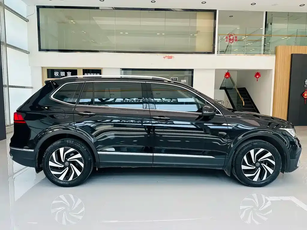 Volkswagen Tiguan L — фото 10