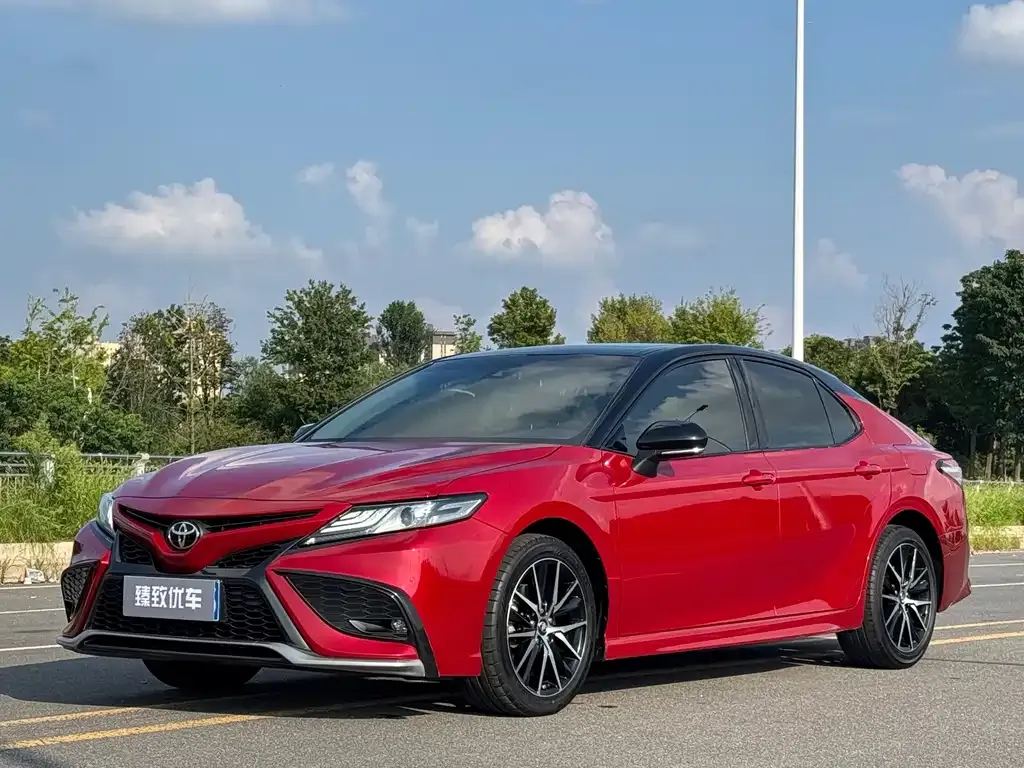 Toyota Camry — фото 1