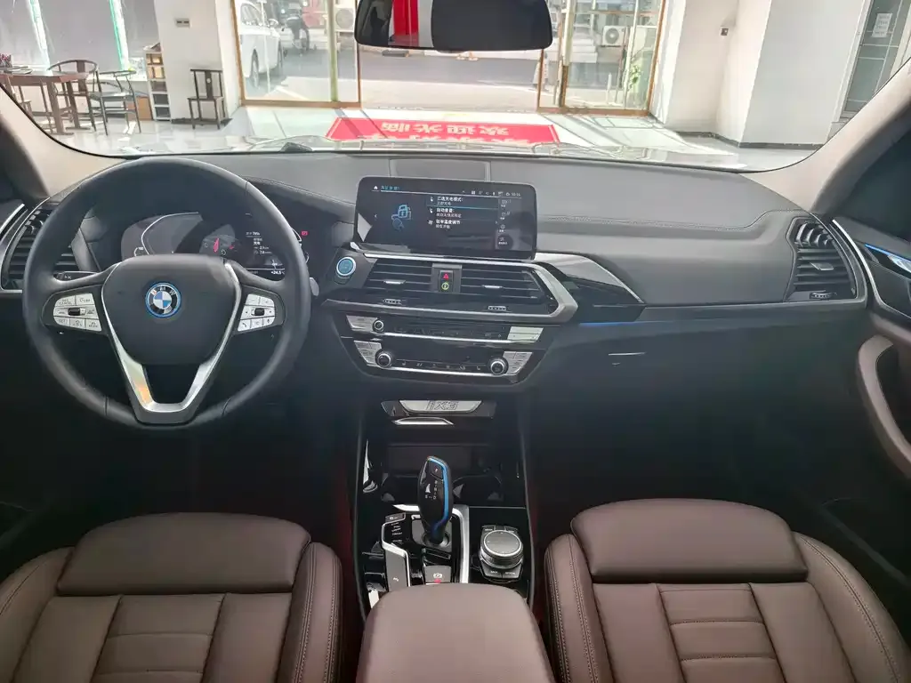BMW iX3 — фото 9