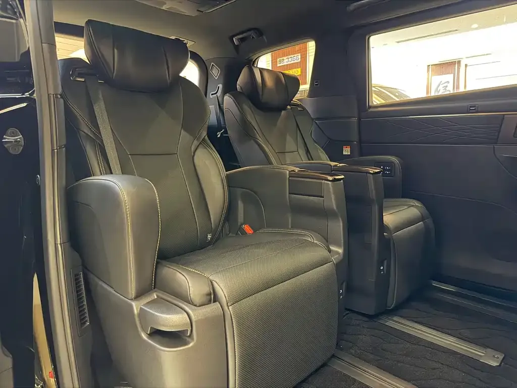 Toyota Alphard — фото 5