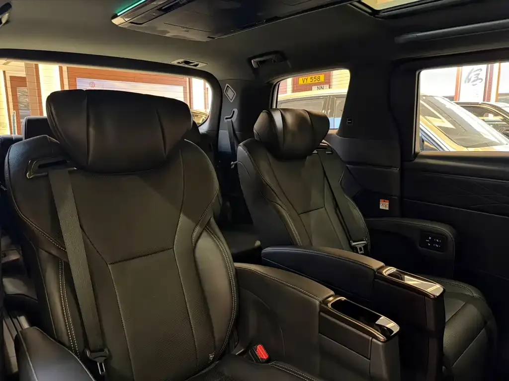 Toyota Alphard — фото 10