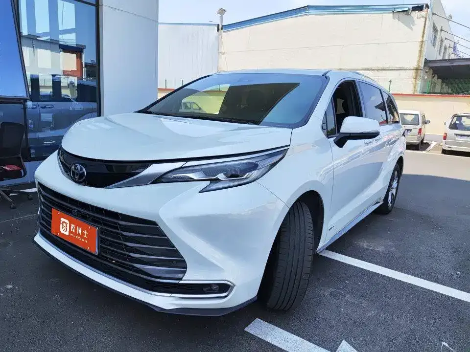 Toyota Sienna — фото 1
