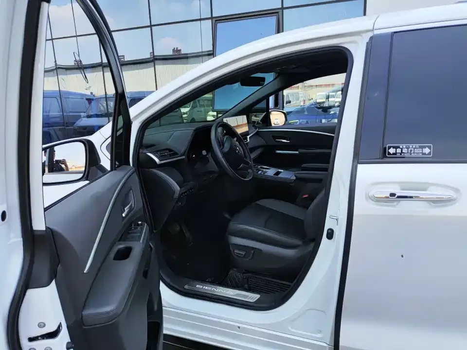 Toyota Sienna — фото 2