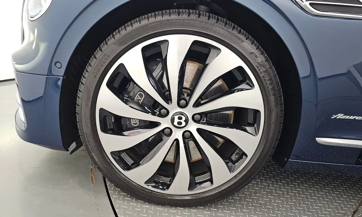 Bentley Flying Spur — фото 10