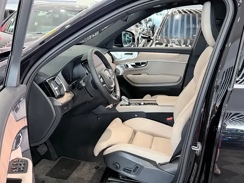 Volvo XC90 — фото 9