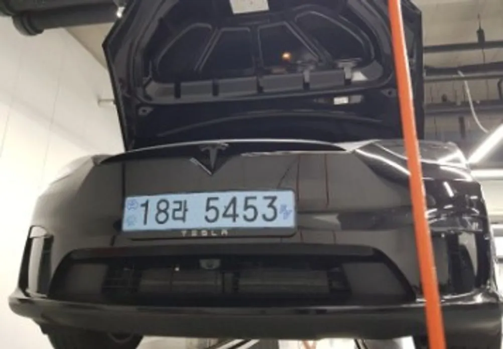 Tesla Model X — фото 1