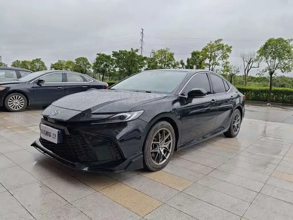Toyota Camry — фото 1