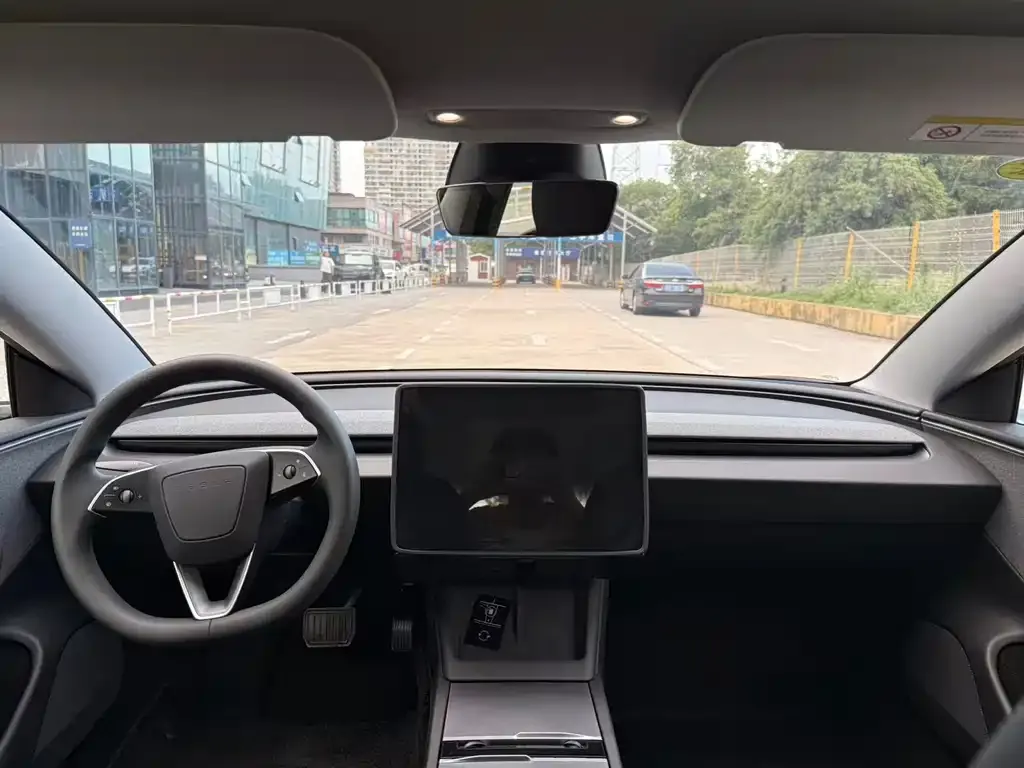 Tesla Model 3 — фото 2