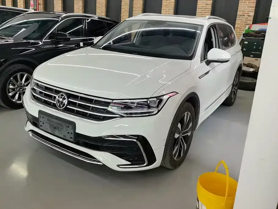 Volkswagen Tiguan L — фото 1