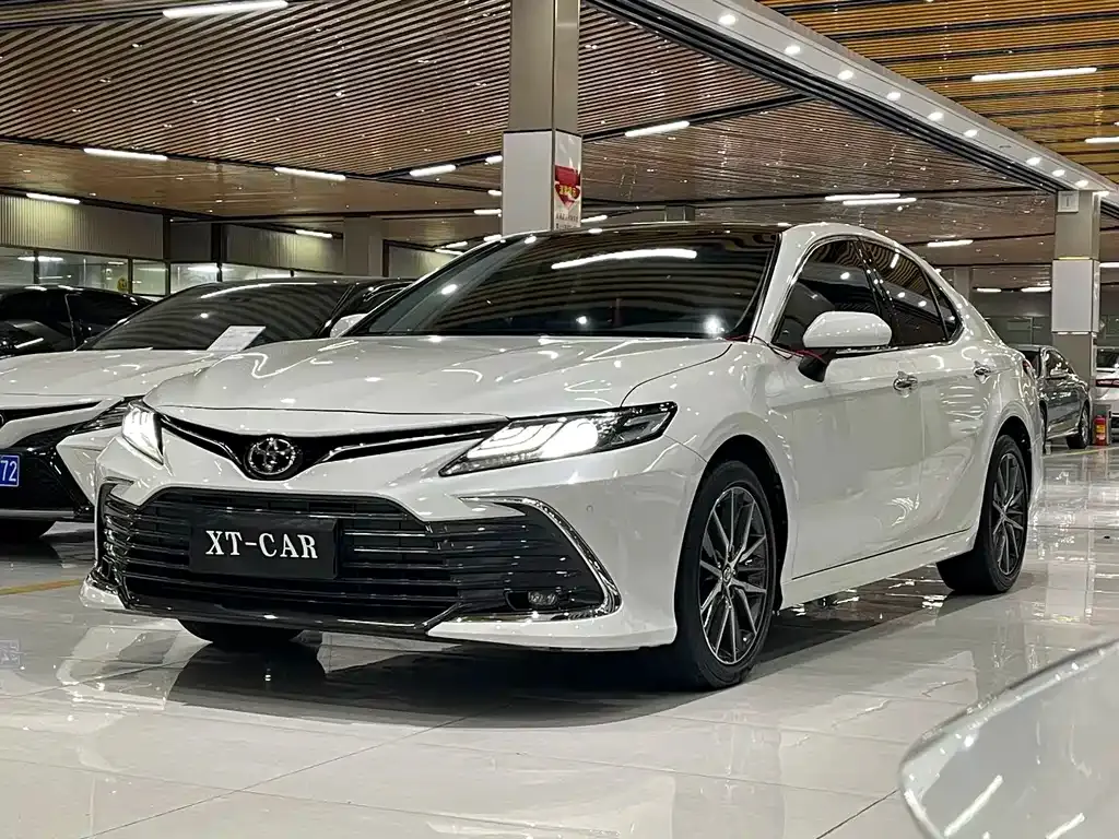 Toyota Camry — фото 1