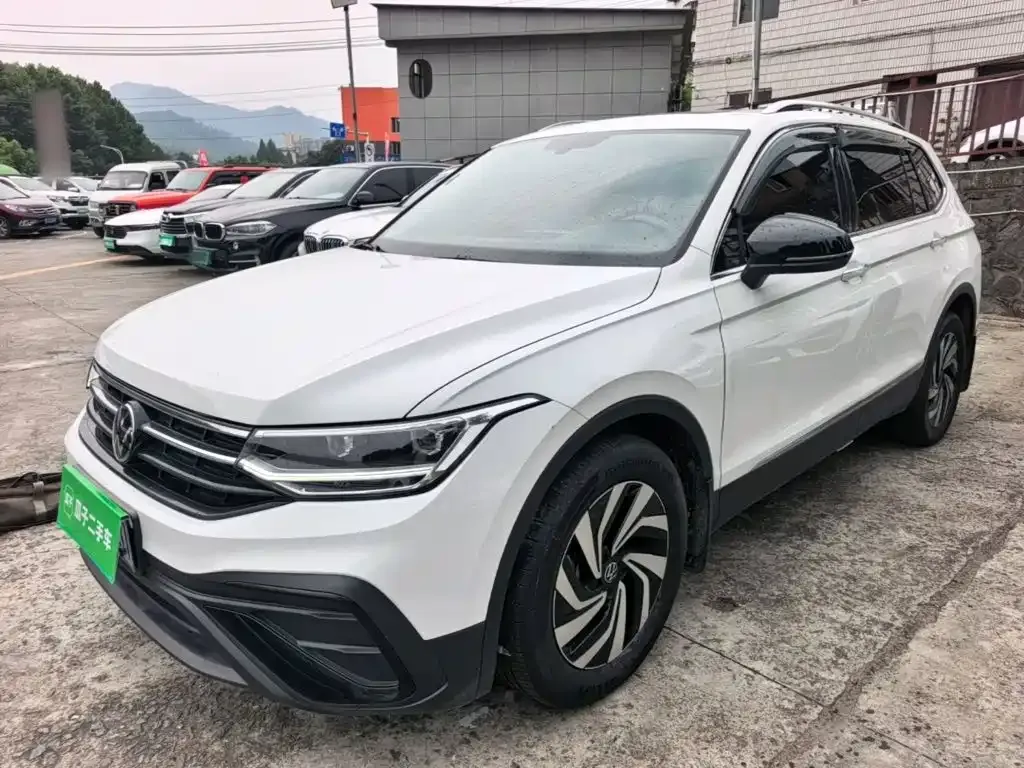 Volkswagen Tiguan L — фото 1