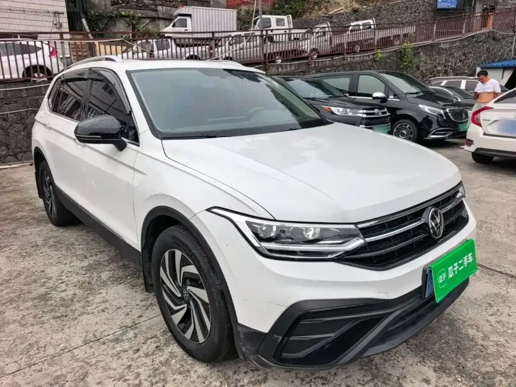 Volkswagen Tiguan L — фото 8
