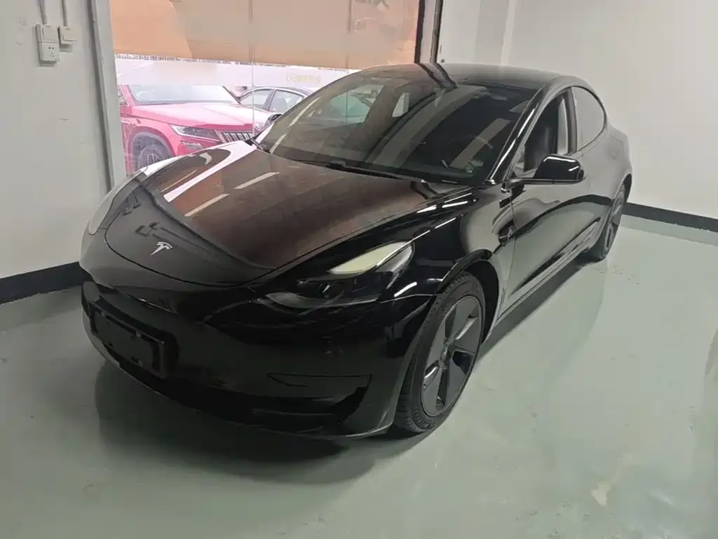 Tesla Model 3 — фото 1