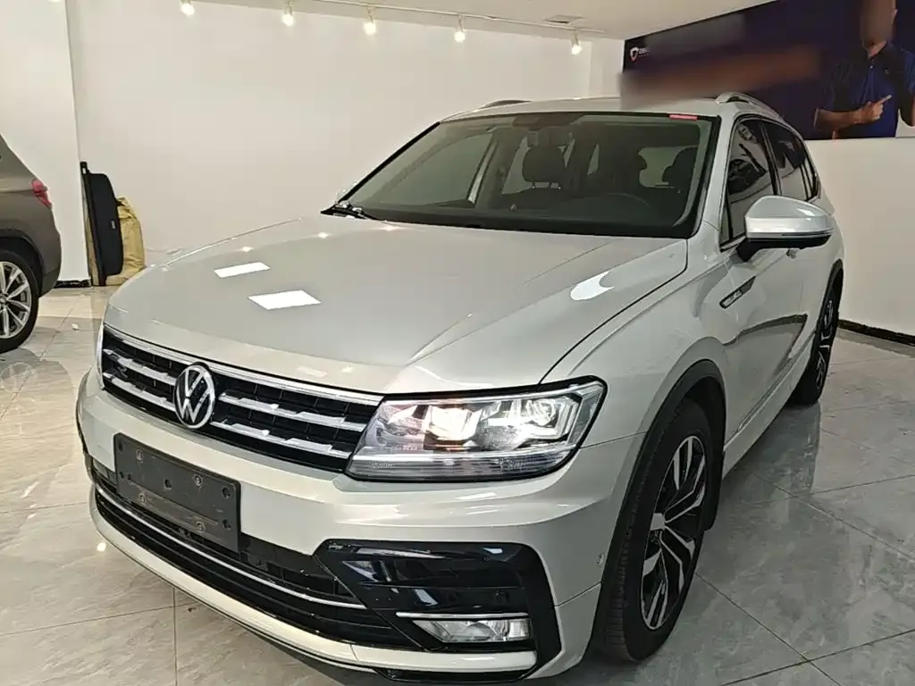 Volkswagen Tiguan L — фото 1