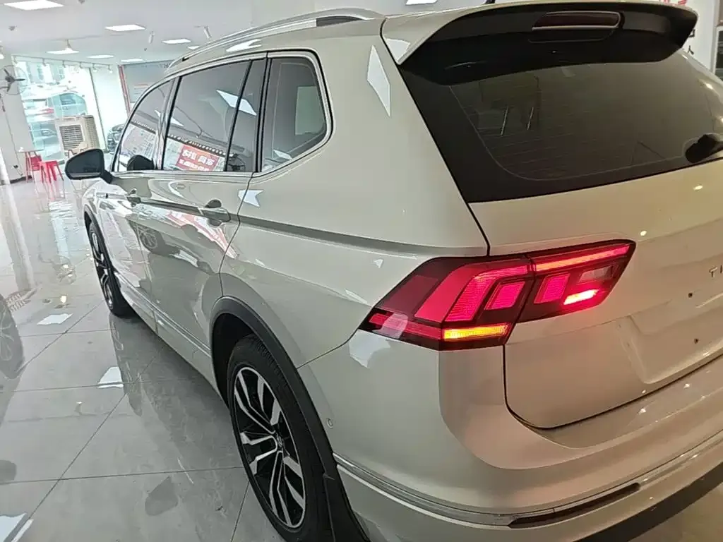 Volkswagen Tiguan L — фото 10