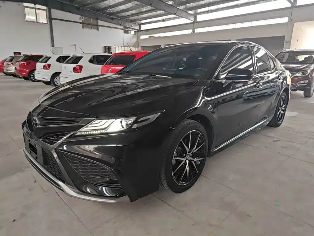 Toyota Camry — фото 1