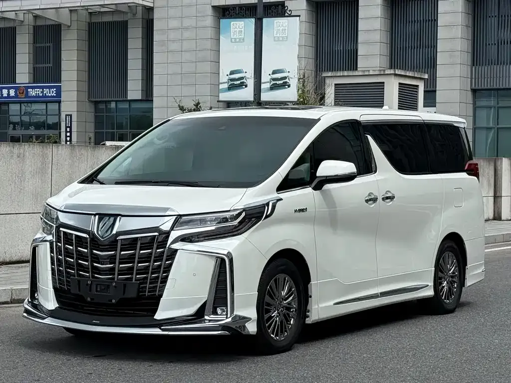 Toyota Alphard — фото 1