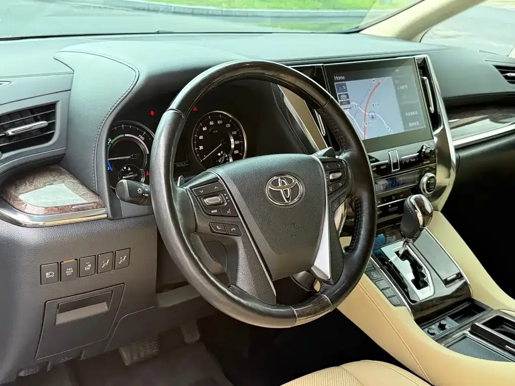 Toyota Alphard — фото 7