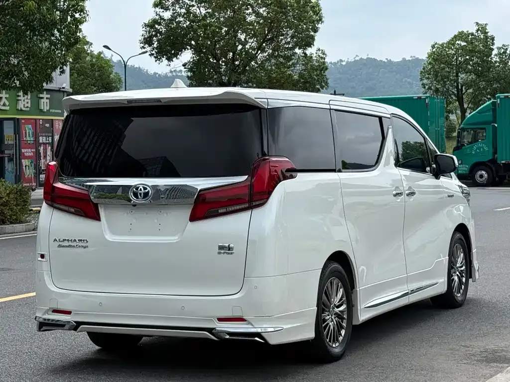 Toyota Alphard — фото 2