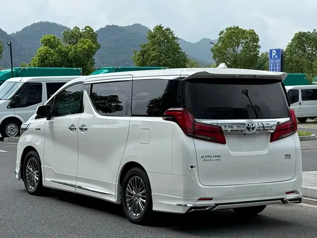 Toyota Alphard — фото 6