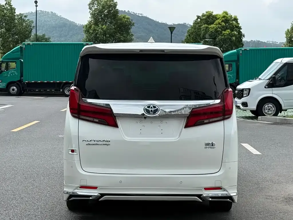 Toyota Alphard — фото 5
