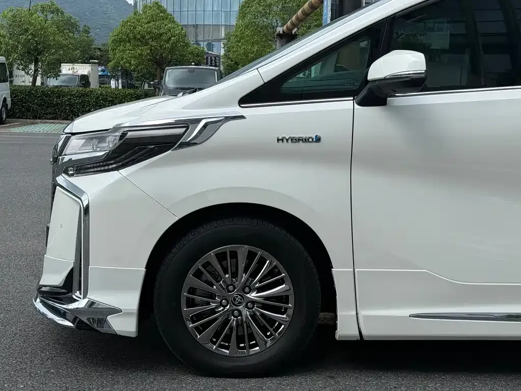 Toyota Alphard — фото 8