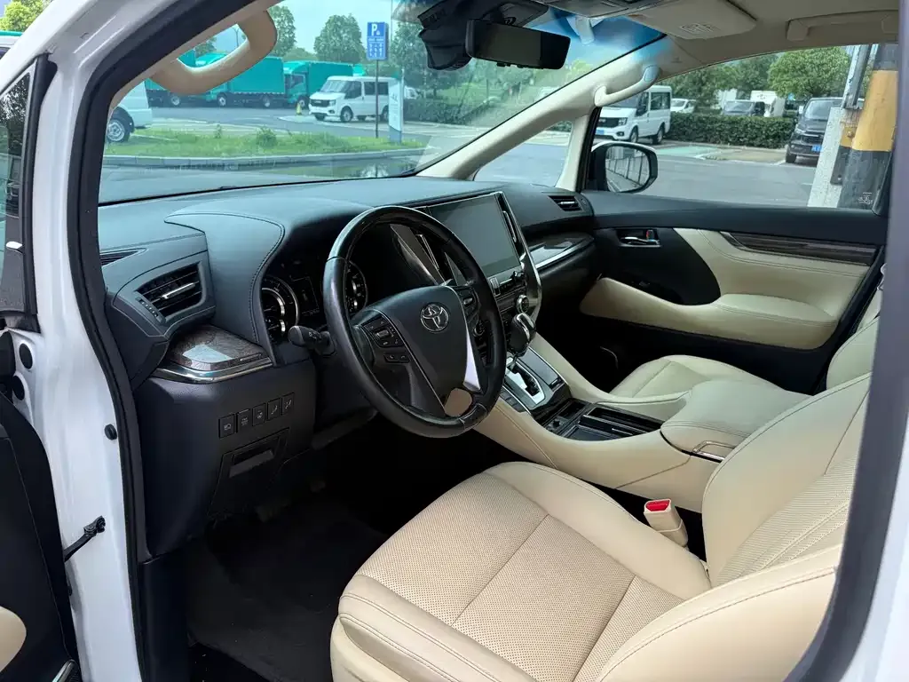 Toyota Alphard — фото 10