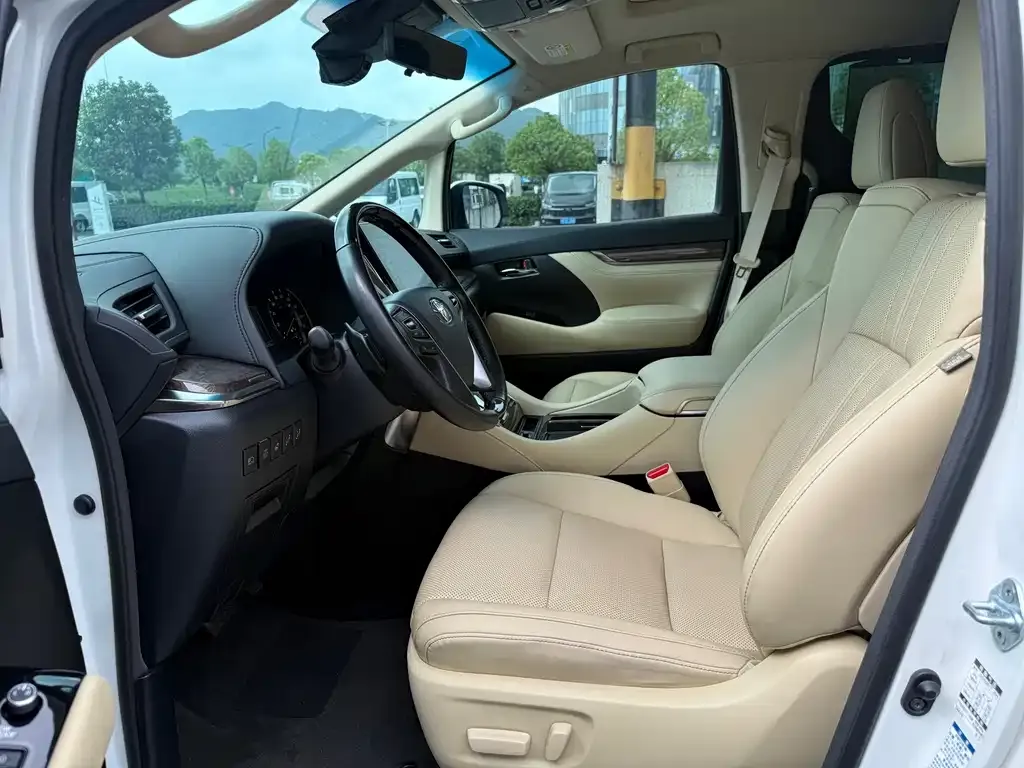 Toyota Alphard — фото 4