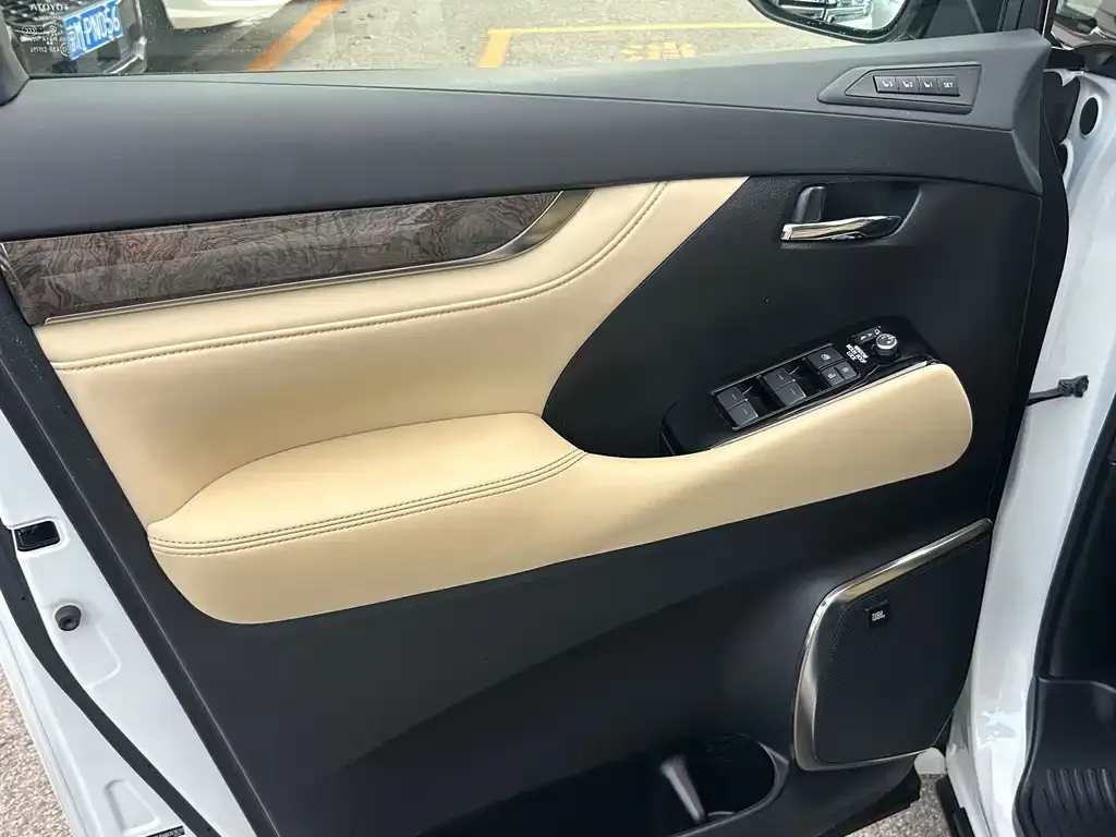 Toyota Vellfire — фото 5
