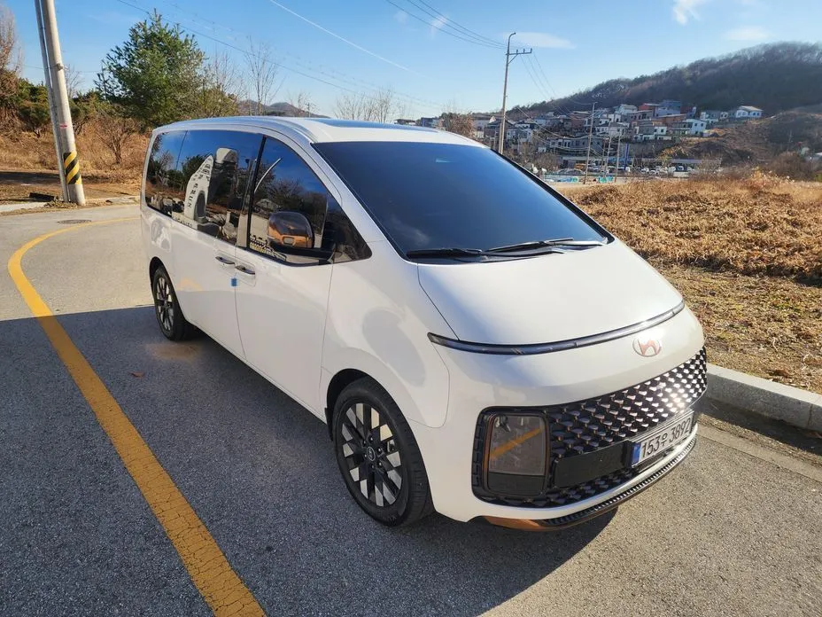Hyundai Staria 4WD Lounge 9-Seater 1
