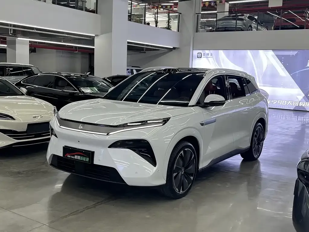 BYD Tang L — фото 1