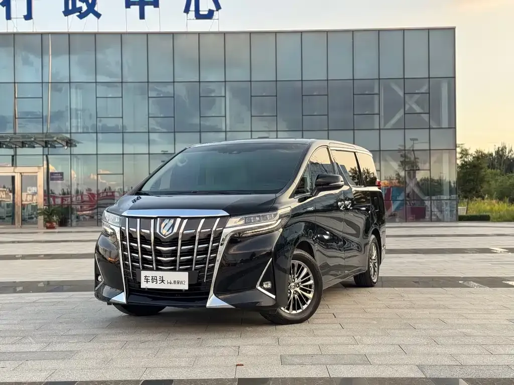 Toyota Alphard — фото 1