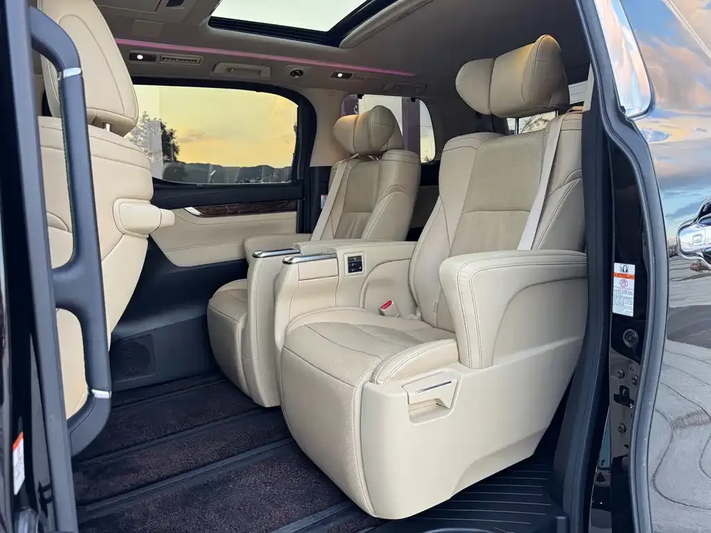 Toyota Alphard — фото 2