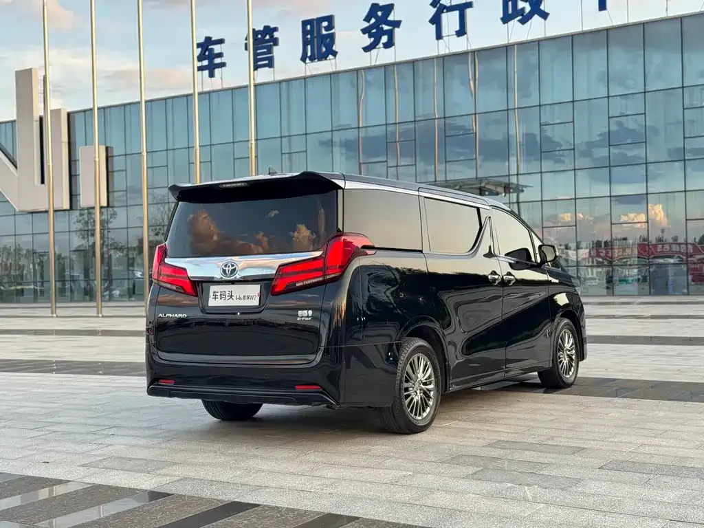 Toyota Alphard — фото 6