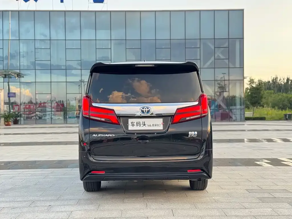 Toyota Alphard — фото 3