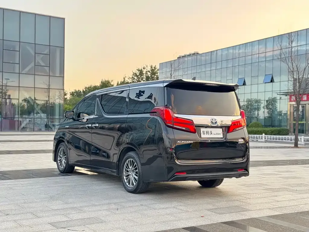 Toyota Alphard — фото 5