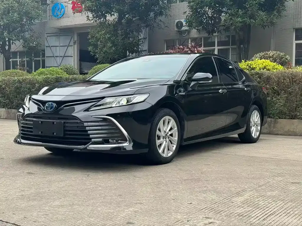 Toyota Camry — фото 1