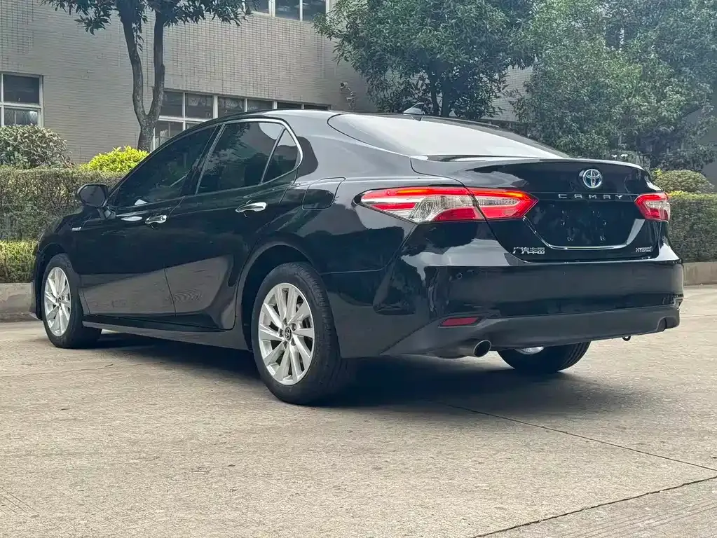 Toyota Camry — фото 8