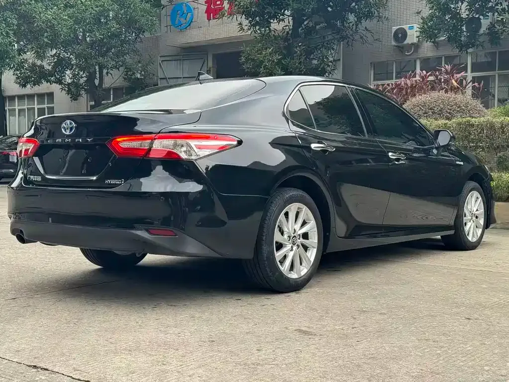 Toyota Camry — фото 6
