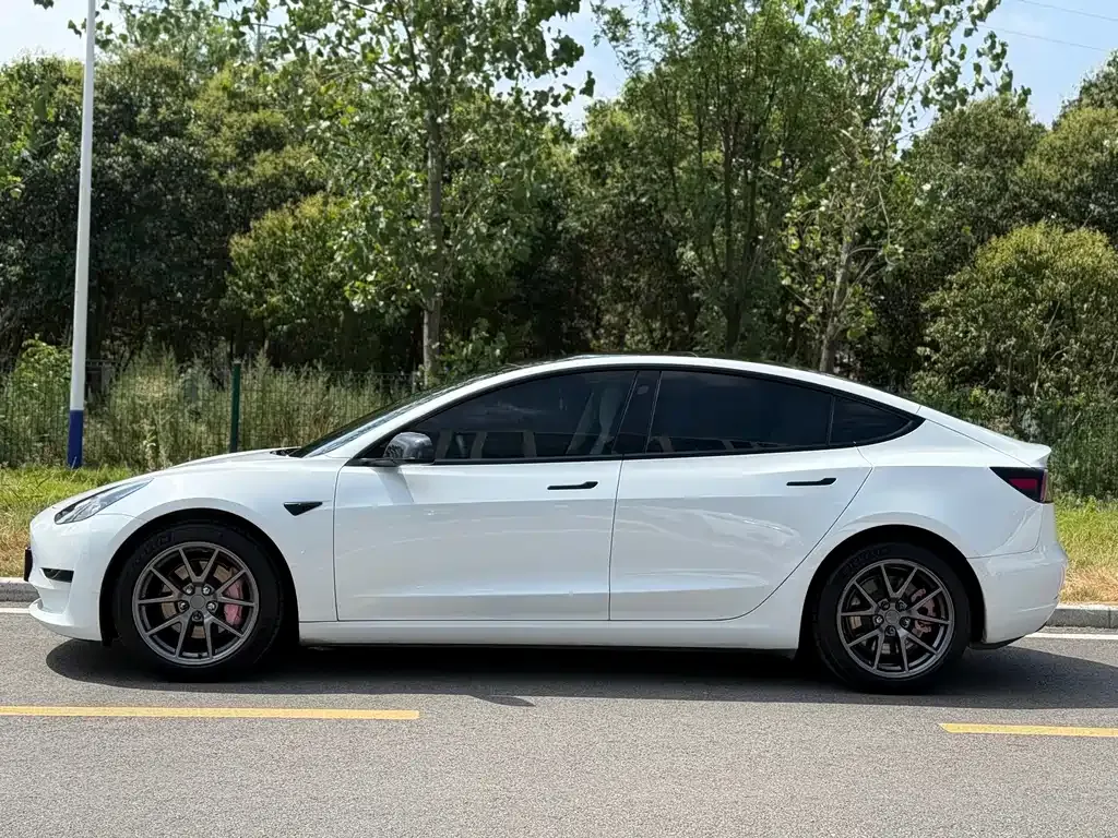 Tesla Model 3 — фото 8