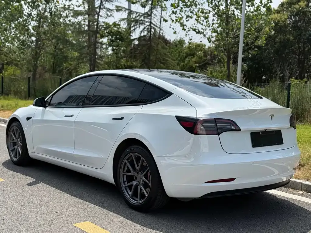 Tesla Model 3 — фото 9