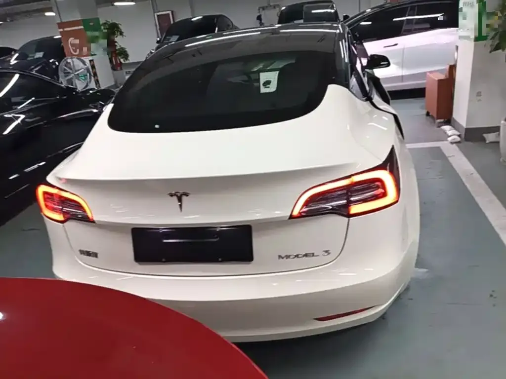 Tesla Model 3 — фото 9