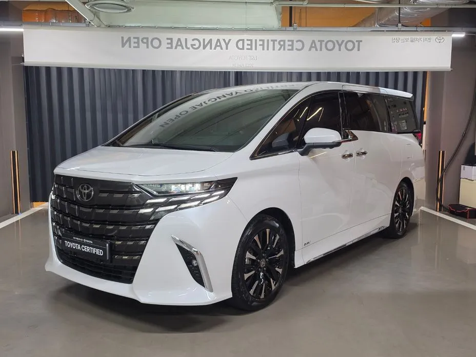 Toyota Alphard — фото 1