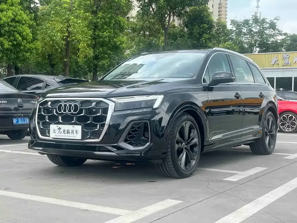 Audi Q7 — фото 1
