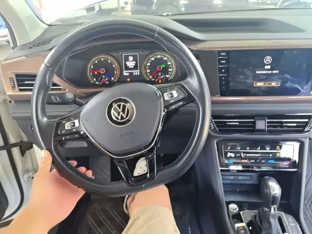 Volkswagen Tharu — фото 3