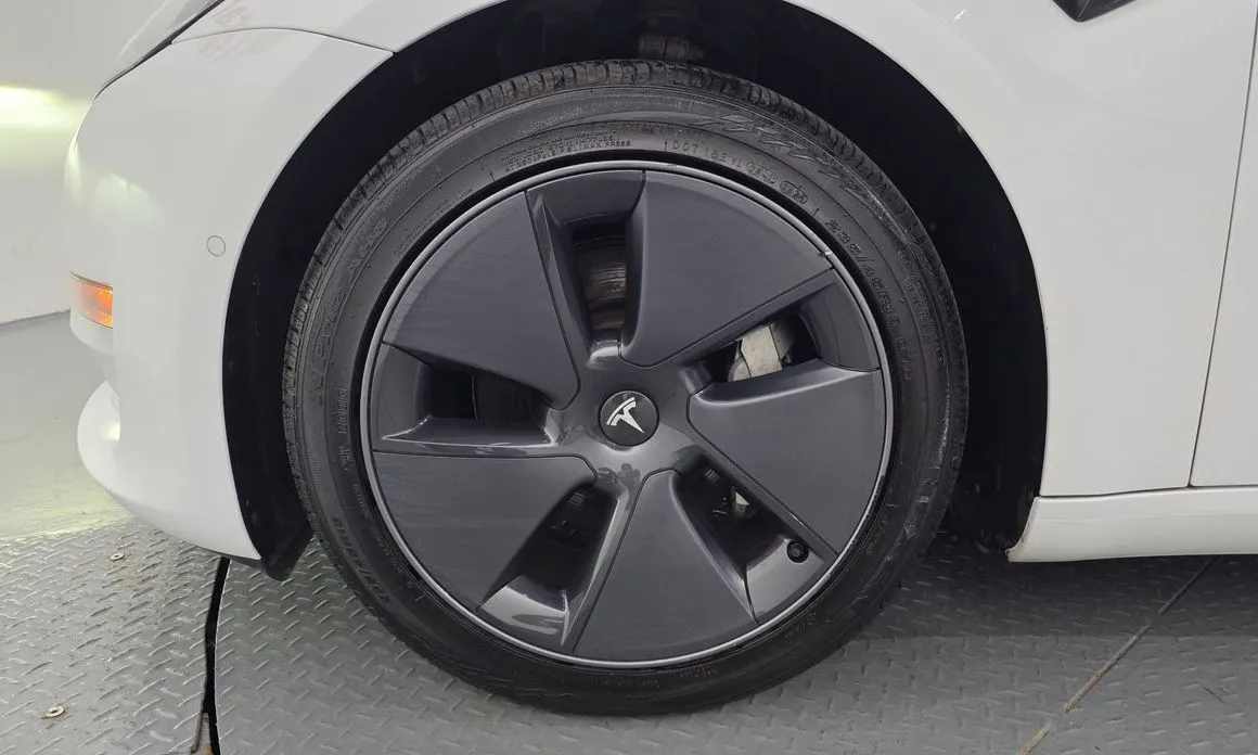 Tesla Model 3 — фото 10