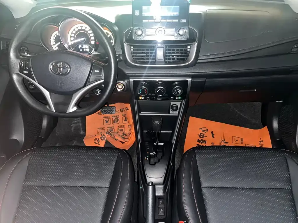 Toyota Yaris L — фото 4