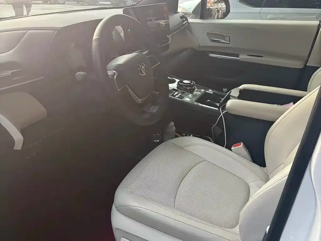 Toyota Granvia — фото 2