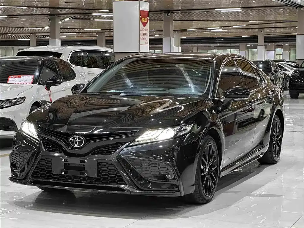Toyota Camry — фото 1